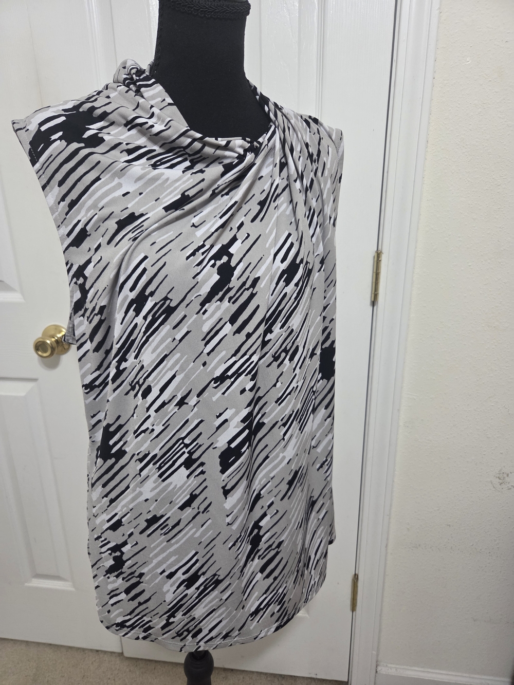 New York & Company Black & Gray Abstract Sleeveless Tunic